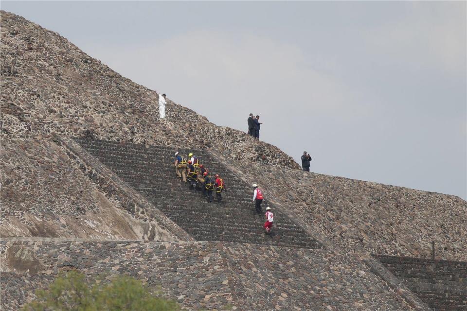 Gerichtsmediziner entfernen die Leiche eines Opfers von einer Pyramide in Mexiko, nachdem ein Bewaffneter hier das Feuer eröffnet hatte.Eduardo Verdugo/AP/dpa