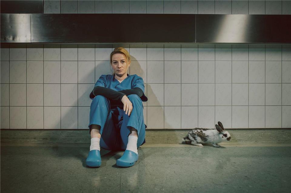 Gerichtsmedizinern Theresa Wolff (Nina Gummich) kommt in ihrem letzten Fall ins Grübeln. Adrian Gross/ZDF/dpa