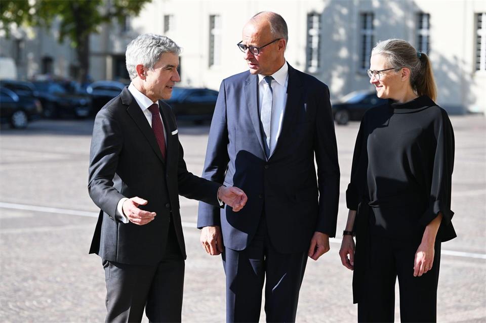 Gerichtspräsident Stephan Harbarth (l) und Vizepräsidentin Ann-Kathrin Kaufhold begrüßen Bundeskanzler Friedrich Merz (CDU).Uli Deck/dpa