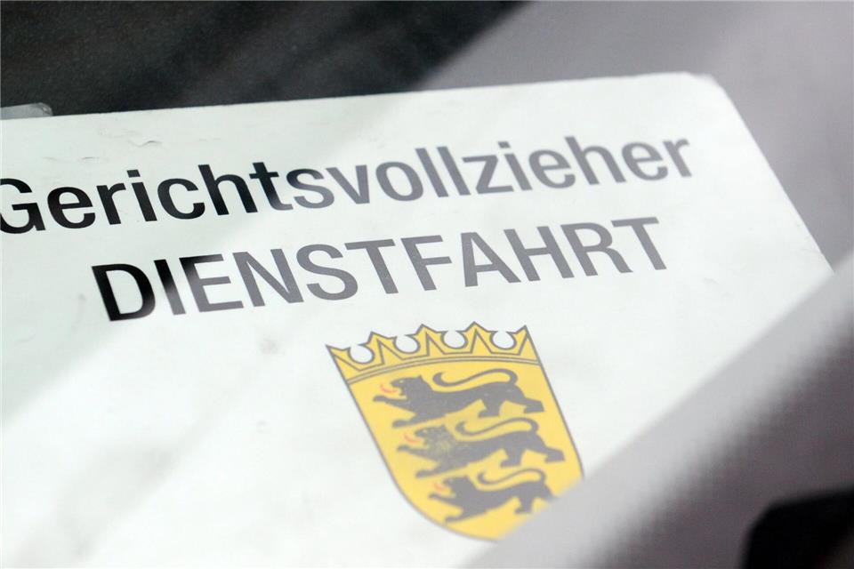 Gerichtsvollzieher im Südwesten sollen kostenlose Schutzwesten erhalten, fordert die Justizgewerkschaft. (Symbolbild)picture alliance / dpa