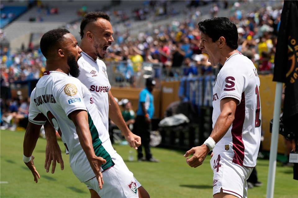 German Cano (r) erzielte den Führungstreffer für Fluminense.Chris Carlson/AP/dpa