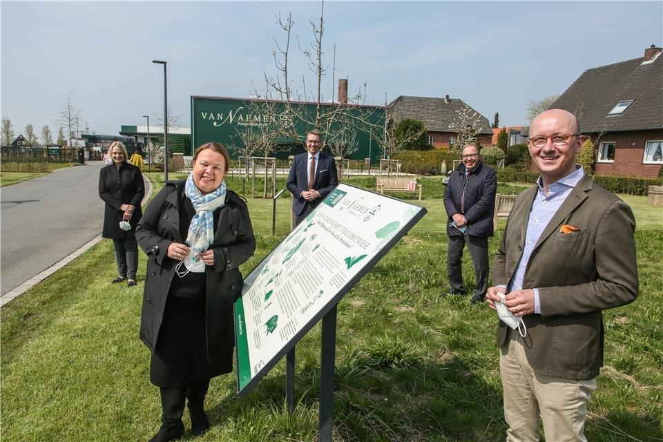 Gerne hätte Peter van Nahmen (rechts) die Eröffnung mit vielen Gästen gefeiert, doch coronabedingt blieb der Rahmen klein. Zu den Gästen zählten auch (von links) Landtagsabgeordnete Charlotte Quik, Landesumweltministerin Ursula Heinen-Esser, Landrat Ingo Brohl und Hamminkelns Bürgermeister Bernd Romanski.