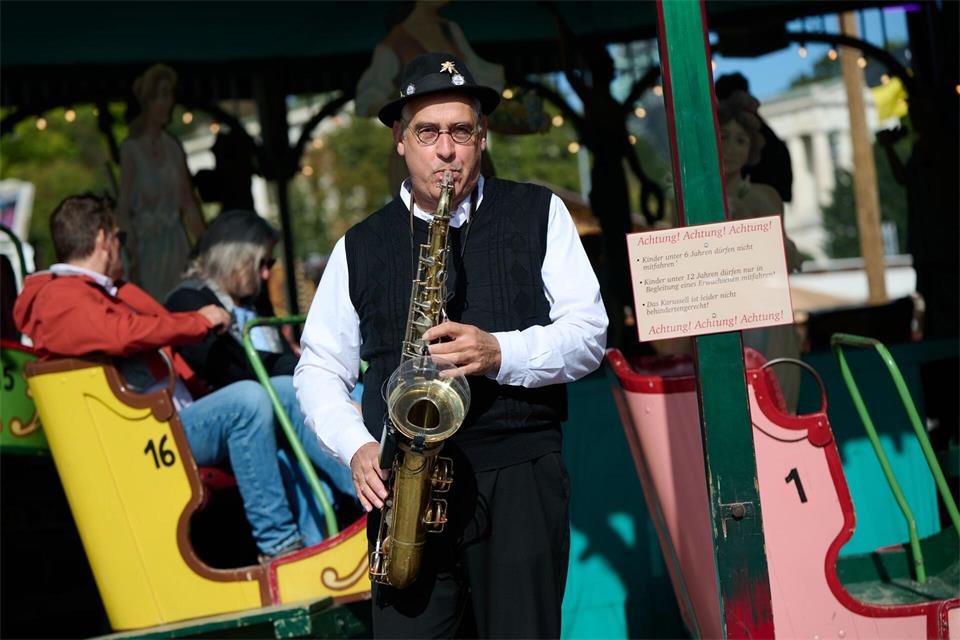 Gerne sorgt Toni Schleifer am Saxofon auch selbst für die passende Musik an seinem historischen Fahrgeschäft.Sven Hoppe/dpa