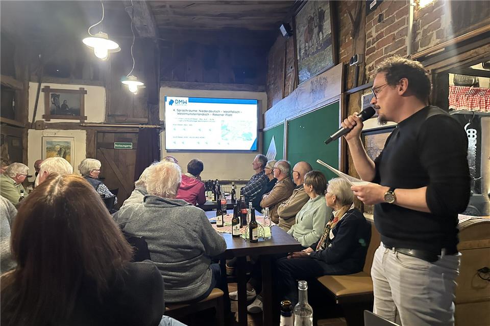 Gero Gehrke erläutert den Besuchern des Proaloawends den Dialektatlas.