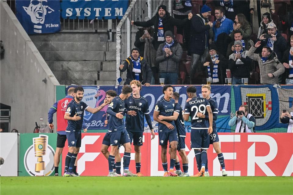 Bochums Pokal-Wünsche: „Nicht Bayern, nicht Dortmund“  Gerrit Holtmann (l) jubelt mit den Teamkollegen nach seinem Tor.Harry Langer/dpa