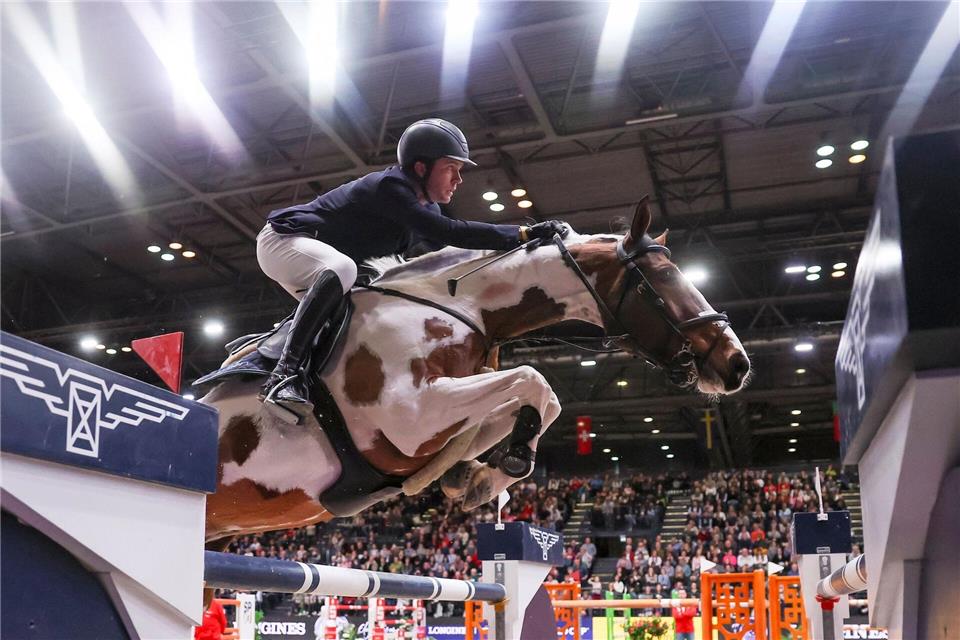 Gerrit Nieberg auf Ping Pong van de Lentamel springt im Ersten Umlauf beim Longines Fei Jumping World Cup in Leipzig.Jan Woitas/dpa