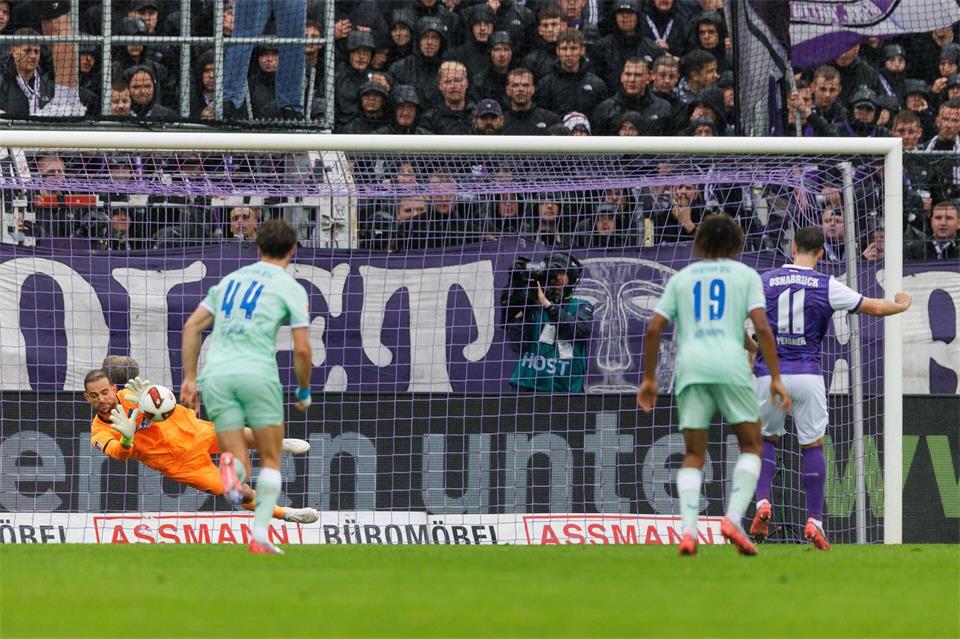 Gersbeck (l) war der Matchwinner für die Berliner. Friso Gentsch/dpa