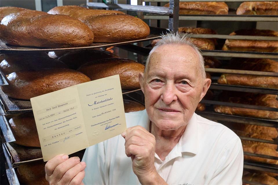 Gert Ebenrecht aus Teicha (Saalekreis) ist mit 85 Jahren noch immer in der Backstube des Familienbetriebs tätig.Hendrik Schmidt/dpa