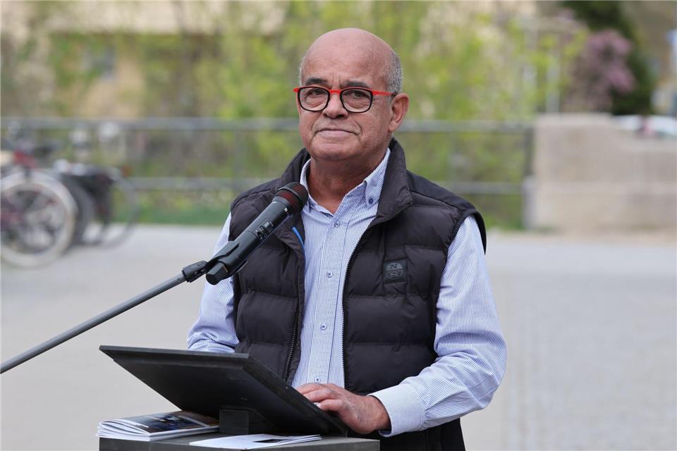 Gert Schramms Sohn, Bernd Schramm, sagte in seiner Rede, dass er die Gedenkstele für seinen Vater auch als ein Zeichen sehe, gegen Rassismus und Faschismus vorzugehen.Bodo Schackow/dpa