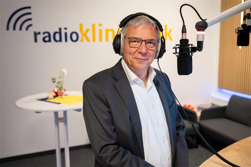 Gert-Uwe Mende, Oberbürgermeister von Wiesbaden, würdigte das ehrenamtliche Engagement bei Radio Klinikfunk mit einem Besuch im Studio. Alexander Franz/dpa