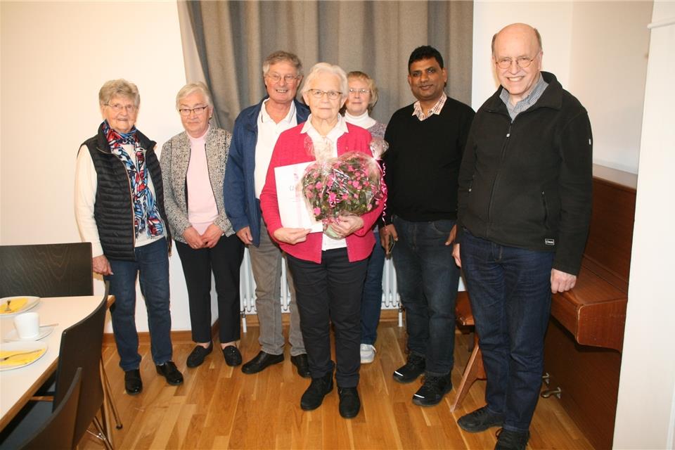 Gertrud Könning (von links), Mia Kreyerhoff, Winfried Haverkorn, Elfriede Föcking, Rosemarie Haverkorn, Pfarrer Siju Joseph Vechurettickal und Präses Pfarrer Andreas Lüke.