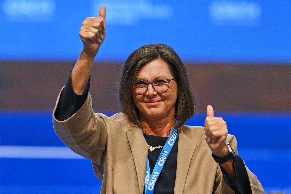 Gerührt und froh reagierte Ilse Aigner auf dem Parteitag auf den großen Rückhalt. Die 61-Jährige wird derzeit als Kandidatin der Union für das Amt des Bundespräsidenten gehandelt. Peter Kneffel/dpa