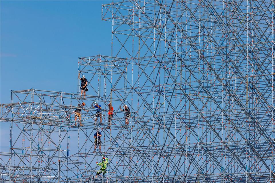 Gerüstbauer montieren eine der Hauptbühnen auf dem Gelände des Airbeat-One-Festivals.Jens Büttner/dpa