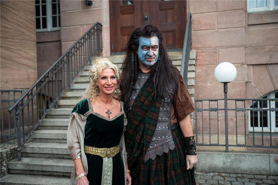 Gerüstet für die „Fastnacht in Franken“: Ministerpräsident Söder und seine Frau.Daniel Vogl/dpa