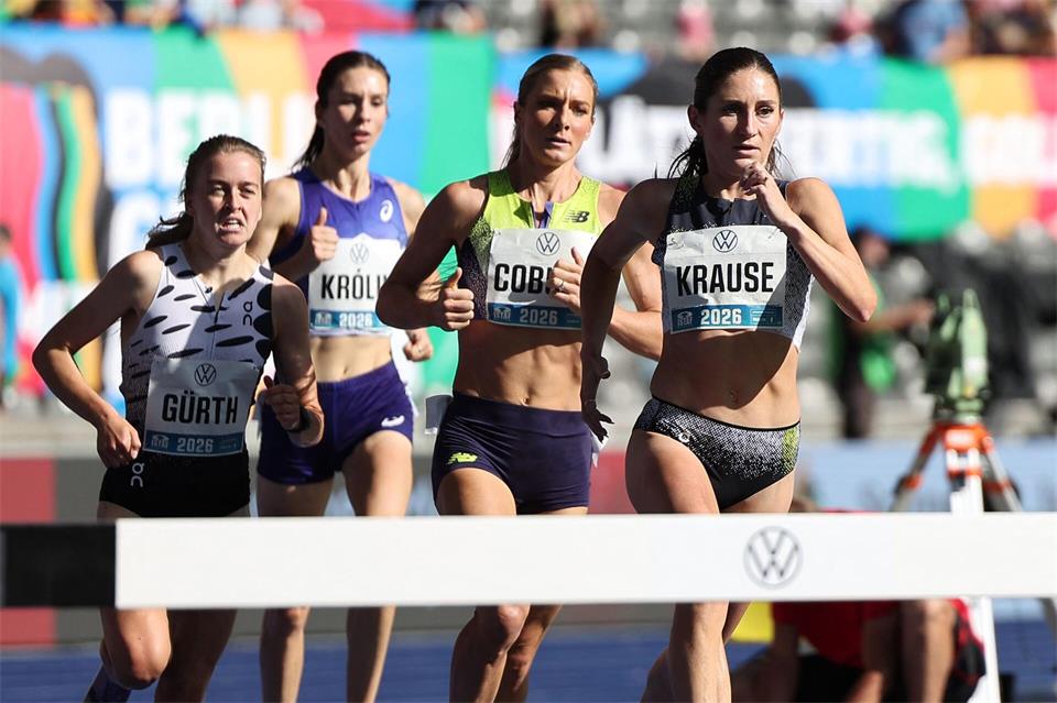 Gesa Krause (l) lief in Berlin Weltjahresbestleistung über 2.000 Meter Hindernis.Andreas Gora/dpa