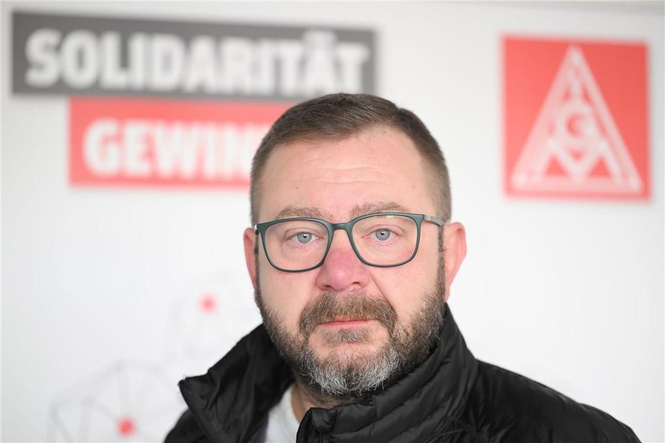 Gesamtbetriebsratschef Boris Schwürz: „Die Einschnitte bei Entgelt, Weihnachts- und Urlaubsgeld spürt jede Familie deutlich“. (Archivbild)Bernd Weißbrod/dpa