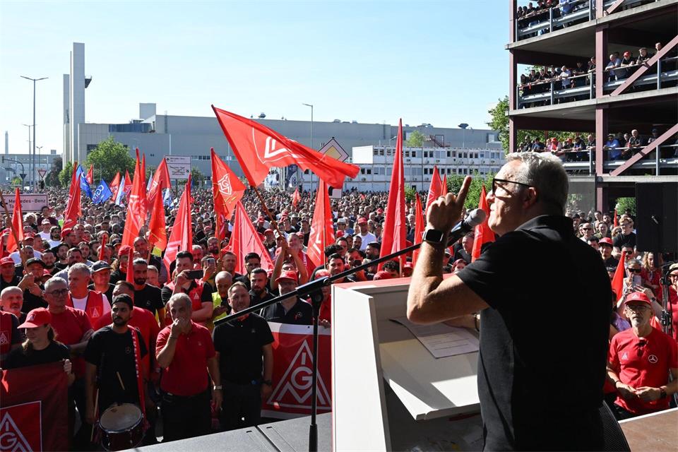 Gesamtbetriebsratschef Lümali: Vorstand hat jeglichen Verstand für die Beschäftigten verloren. (Archivbild)Bernd Weißbrod/dpa