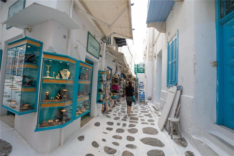 Geschäfte in der Altstadt von Mykonos: Um die 20 Prozent mehr für sein Geld bekommt man noch in Griechenland.picture alliance/dpa/dpa-tmn