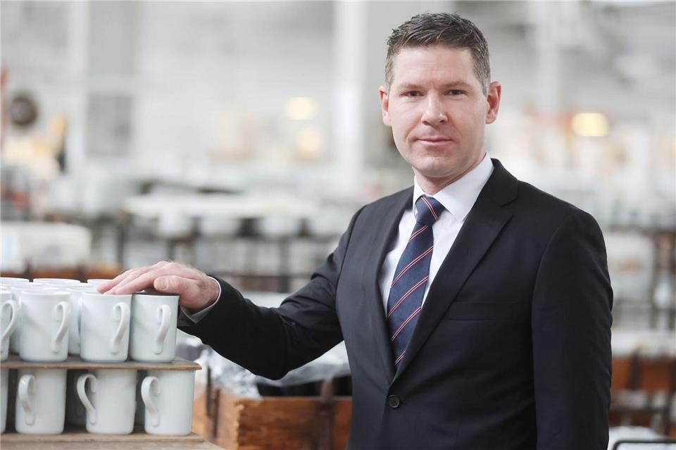 Geschäftsführer Daniel Jeschonowski steckt mit der Porzellanmanufaktur Kahla in finanziellen Schwierigkeiten. (Archivbild)Bodo Schackow/dpa