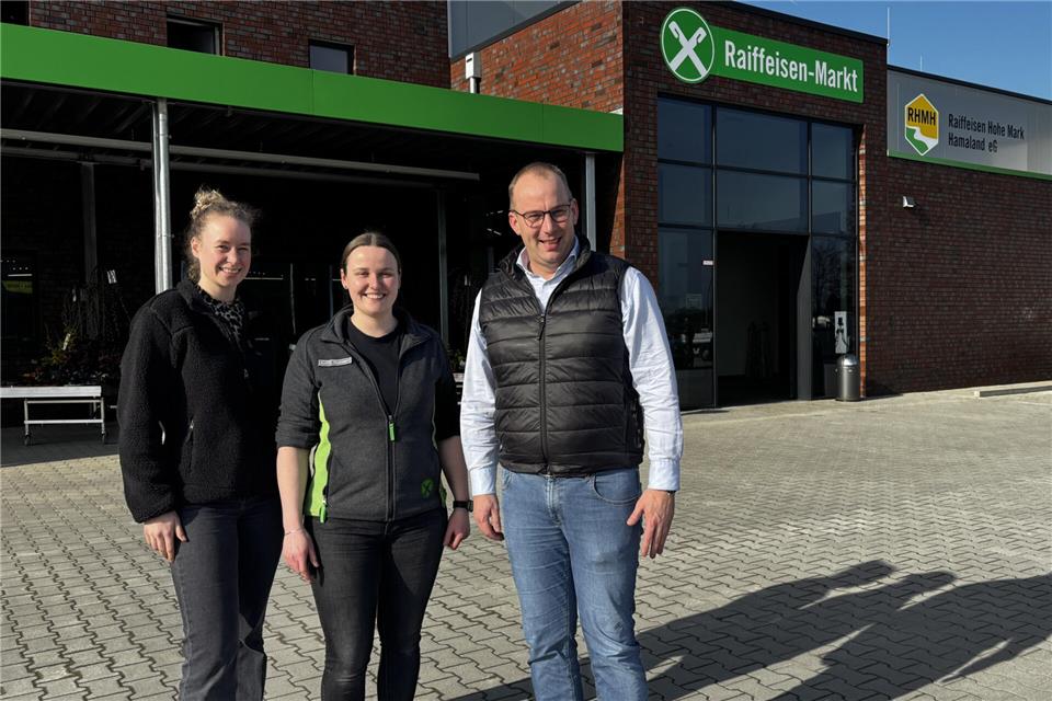 Geschäftsführer Dirk Breul (von rechts), Marktleiterin Judith Bronnert und Isabel Piotrowski, Bereichsleiterin für den Einzelhandel freuen sich auf die Eröffnung des neuen Raiffeisen-Marktes.