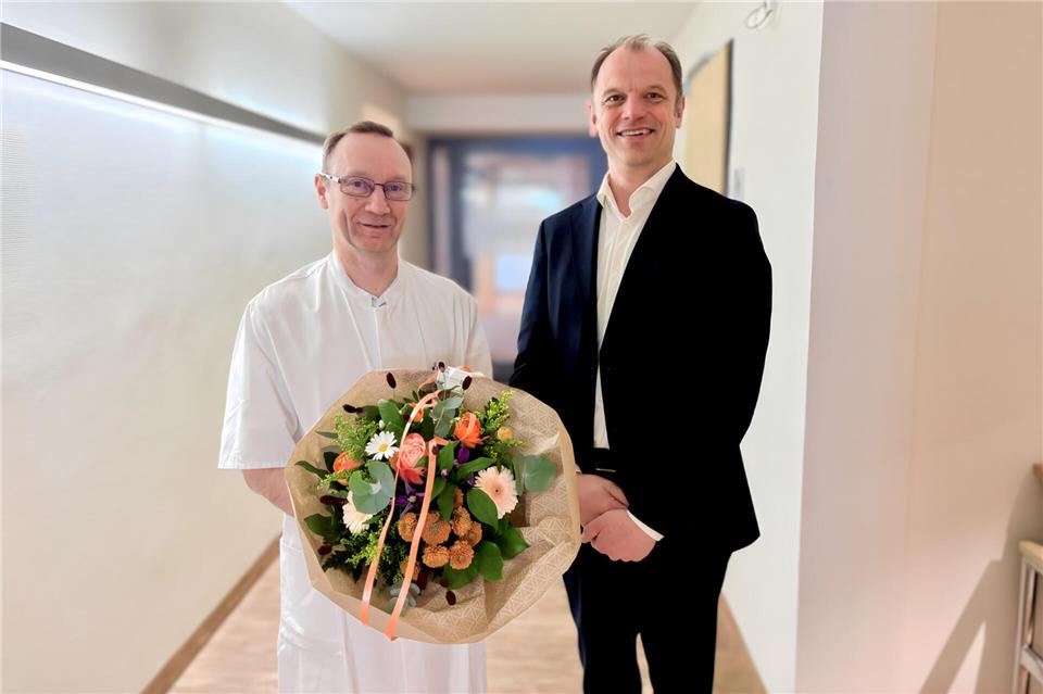 Geschäftsführer Dr. Björn Büttner begrüßt Prof. Dr. Stefan Esenwein (r.) als neuen Unfallchirurgen.