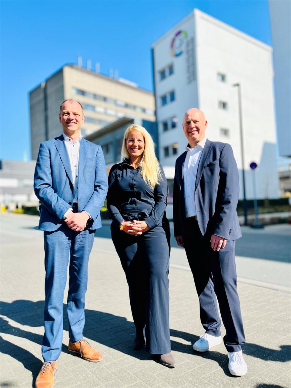 Geschäftsführer Dr. Björn Büttner (l.) bedankte sich für die kommissarische Führung der Pflege und sein standortübergreifendes Engagement bei Ingo Jansen und hieß gemeinsam mit ihm die neue Pflegedirektorin Nadja Gronemeyer willkommen.