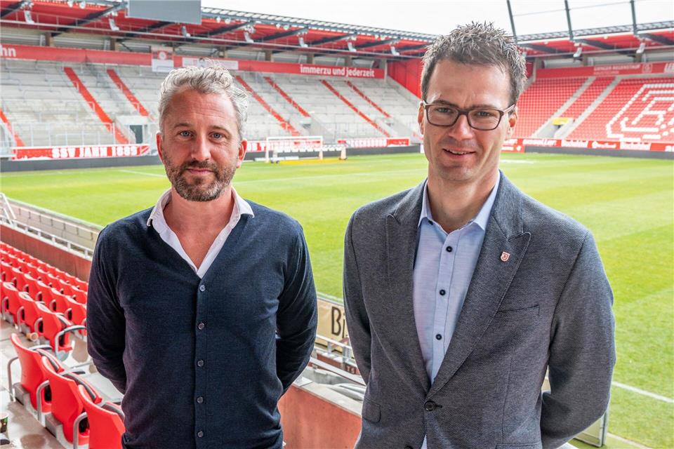 Geschäftsführer Hausner (r) verlängerte seinen Vertrag. (Archivbild)Armin Weigel/dpa