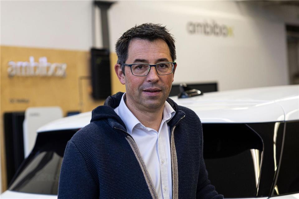 E-Autos als mobile Energiespeicher für Haus und Stromnetz Geschäftsführer Manfred Przybilla sieht seine Firma auch als Bindeglied zwischen Fahrzeugherstellern und Energieversorgern.Hannes P. Albert/dpa