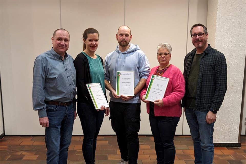 Geschäftsführer Michael Kruse (links) und der Vorsitzende Jens Krämer (rechts) zeichnen die Jubilare Verena Eckers (30 Jahre, von links), Pascal Schlottbom (20 Jahre) und Cornelia Hellmann (40 Jahre) aus. 