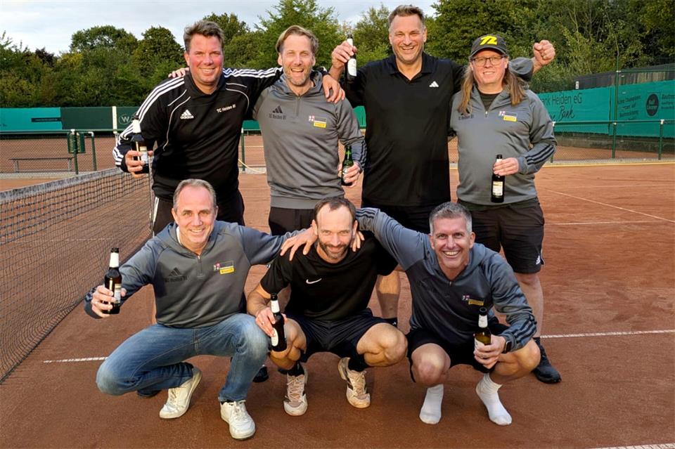 Geschafft: Die Tennis-Herren 40 des TC Heiden feierten nach dem finalen 5:4 gegen Senden den Aufstieg in die Münsterlandliga.