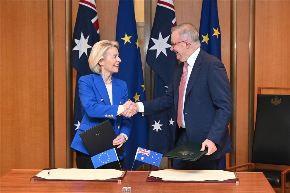 Geschafft: EU-Kommissionspräsidentin von der Leyen und Australiens Premier Albanese geben den Abschluss der Verhandlungen bekannt.Lukas Coch/AAP/dpa