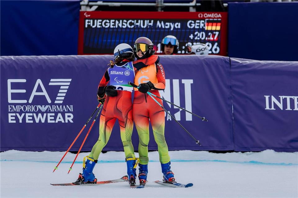 Geschafft: Maya Fügenschuh (l) und Johanna Holzmann.Philipp von Ditfurth/dpa