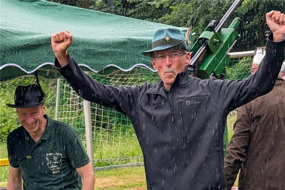 Geschafft! Thomas Ebbert holt den hölzernen Vogel in Homer von der Stange.