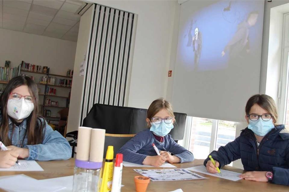 Geschafft haben die Schatzsuche (von rechts) Lotta und Lena Epping sowie Katharina Klostermann. Im Haus St. Silvester lösten sie zum Abschluss noch ein Kreuzworträtsel und schauten sich einen Film über den heiligen St. Silvester an.