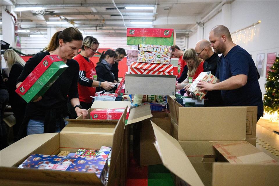 Geschenke für Kinder in schwierigen Lebenslagen: Unzählige Pakete werden für die Aktion „Weihnachten im Schuhkarton“ für den Versand vorbereitet. Bernd von Jutrczenka/dpa