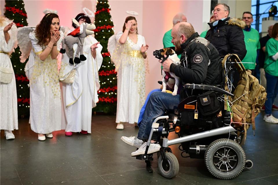Geschenke gibt es bei der Feier auch - bei Bedarf auch Futter für Tiere.Sebastian Christoph Gollnow/dpa