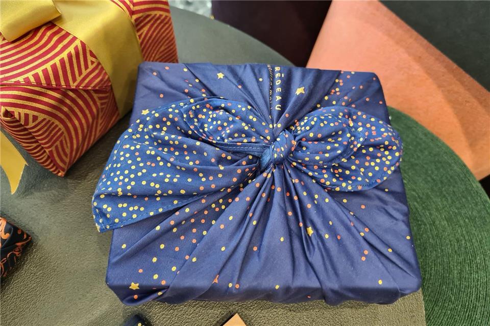 Geschenke schön und nachhaltig verpacken: Weihnachtswünsche stilvoll in Stoff gehüllt, gesehen auf der Frankfurter Messe Ambiente 2025.Isabelle Modler/dpa-tmn