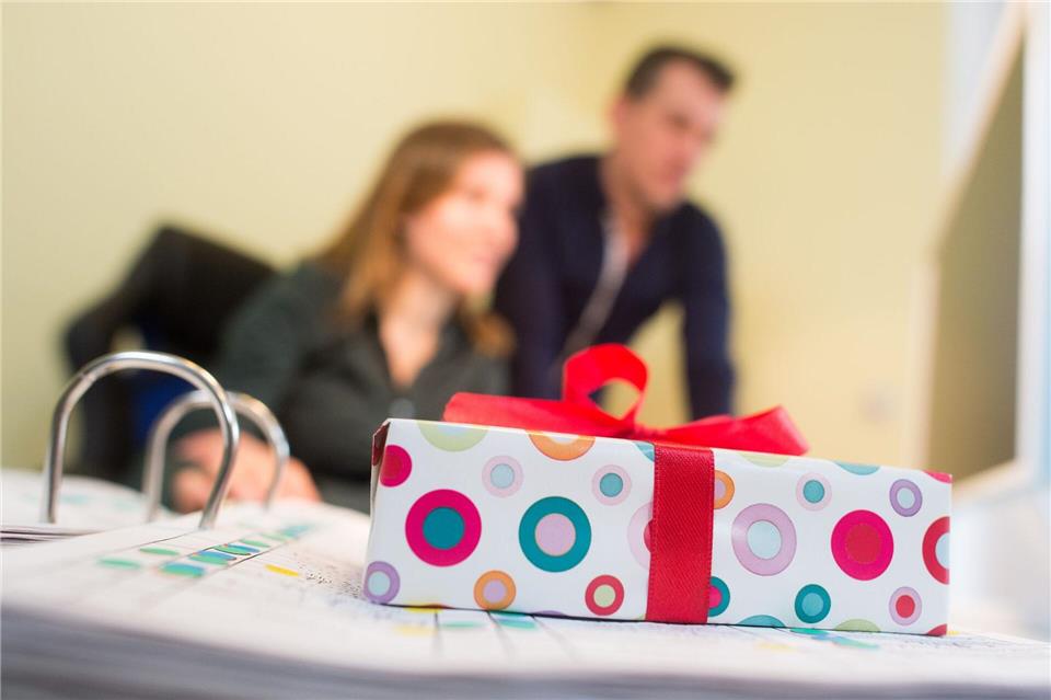 Geschenke vom Arbeitgeber dürfen grundsätzlich angenommen werden - solange das Wertlimit bei 50 Euro pro Monat liegt.Klaus-Dietmar Gabbert/dpa-tmn