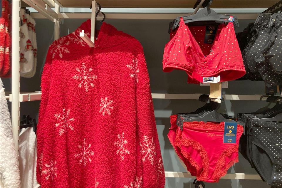 Geschenkte rote Unterwäsche, in der Silvesternacht getragen, soll Glück im neuen Jahr bringen.   Sabine Dobel/dpa