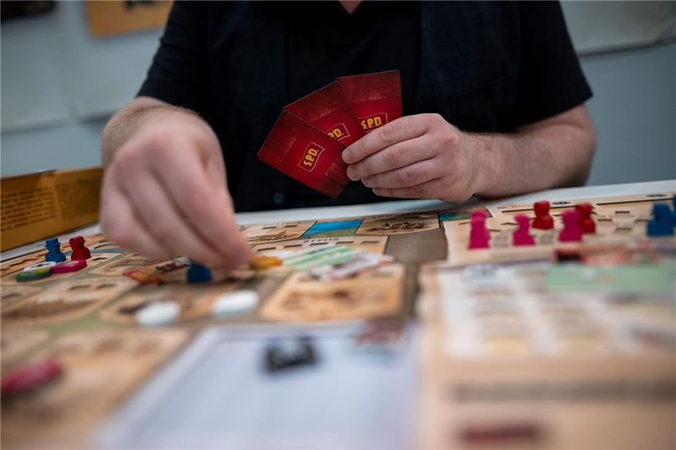 Geschichte anders erspielen im Brettspiel „Weimar - Der Kampf um die Demokratie“.Fabian Strauch/dpa