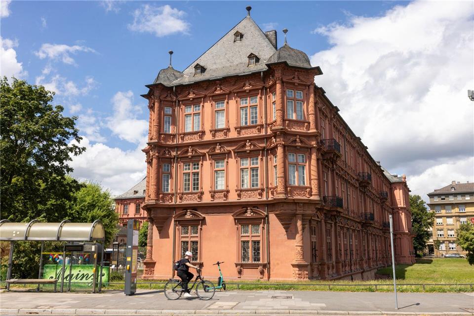 Geschichtsträchtiger Ort: Das Kurfürstliche Schloss in Mainz nahe dem Rhein. (Archivbild)Helmut Fricke/dpa
