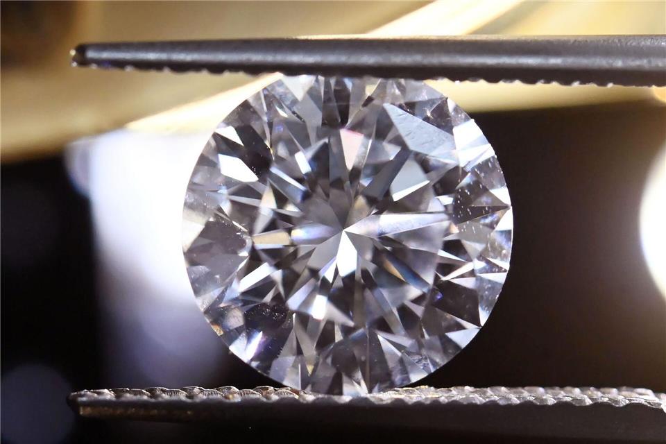 Geschliffen funkeln Diamanten. (Archivbild)Uli Deck/dpa