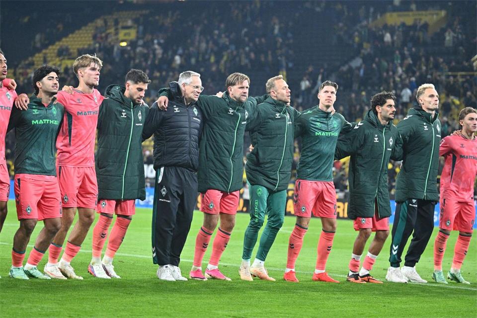 Geschlossene Teamleistung: Werder bejubelt einen späten Punktgewinn bei Borussia Dortmund. Bernd Thissen/dpa