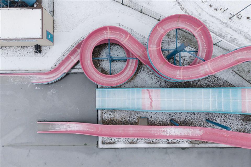 Geschlossenes Freibad von obenSebastian Kahnert/dpa