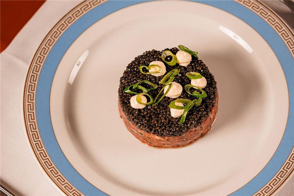 Geschmacksfest im „Maison Papillon“: Das Tatar wird komplett mit einer dicken Kaviar-Schicht vom Osietra Stör getoppt. „Es soll bei jedem Bissen Plopp machen“, so Küchenchef Julius Nowak. Steffen Sinzinger/Maison Papillon/dpa-tmn