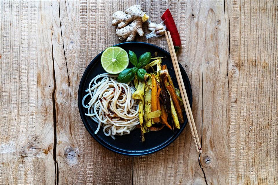 Geschmortes Ofengemüse bekommt mit Udon-Nudeln und einer asiatischen Sauce eine ganz neue Note.Manfred Zimmer/herrgruenkocht.de/dpa-tmn