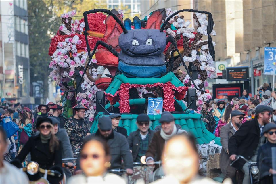 Geschmückte Festwagen fahren beim Freimarktsumzug in Bremen durch die Stadt.Focke Strangmann/dpa