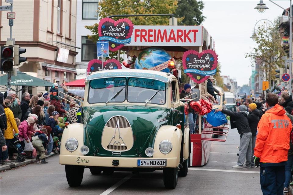 Fünfte Jahreszeit in Bremen – Tausende ziehen zum Freimarkt Geschmückte Wagen ziehen beim Freimarktsumzug durch die Bremer Neustadt.Focke Strangmann/dpa