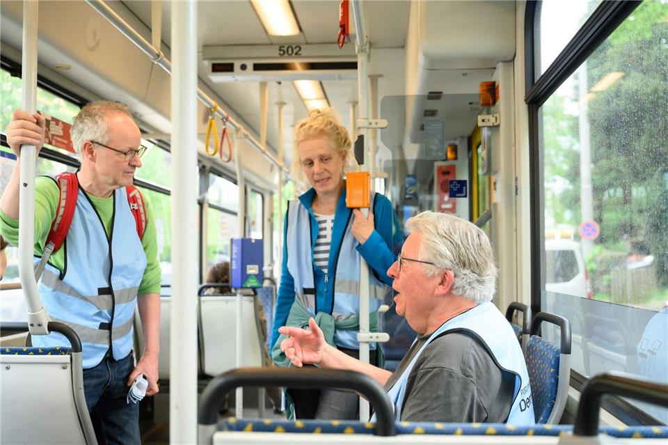 Geschulte ehrenamtliche Diskursbegleiter initiieren die Gespräche in der Bahn.Swen Pförtner/dpa