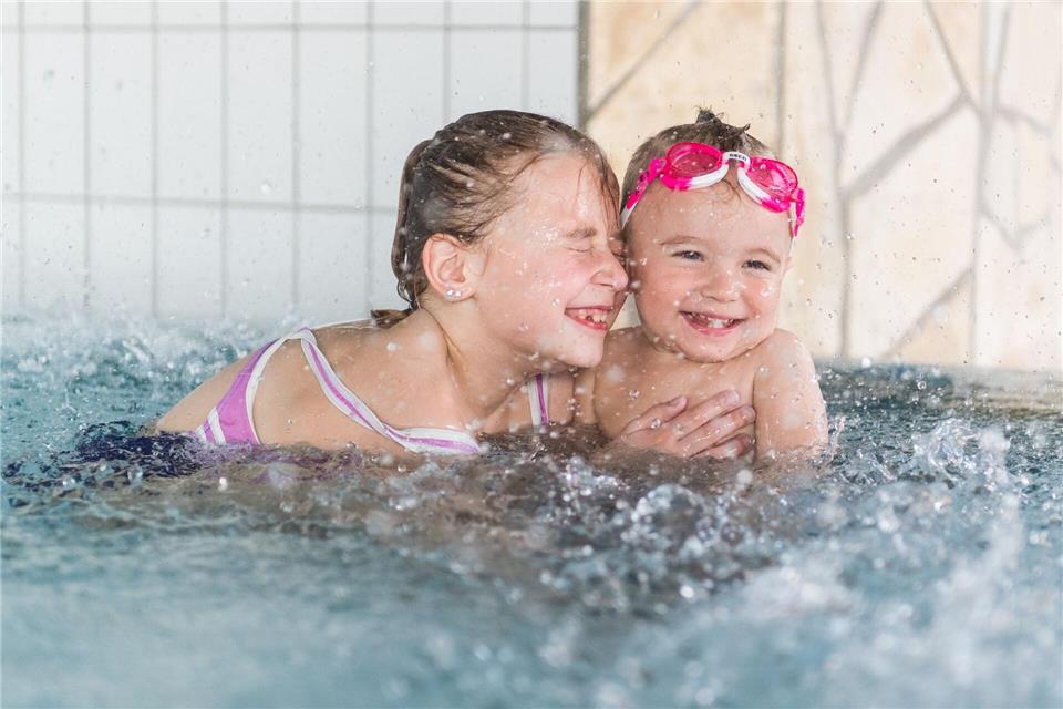 Geschwisterbeziehungen schwanken ständig zwischen Nähe und Abgrenzung, Konflikt und Versöhnung. picture alliance / dpa Themendienst